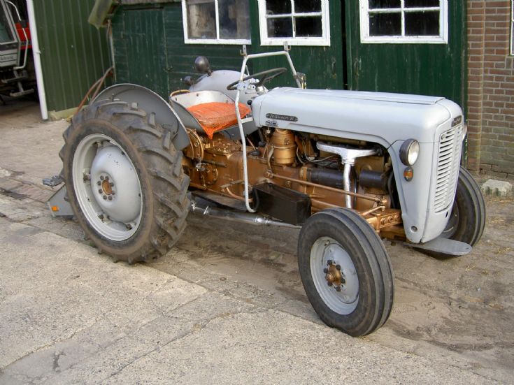 Ferguson 35, Holland - side view
