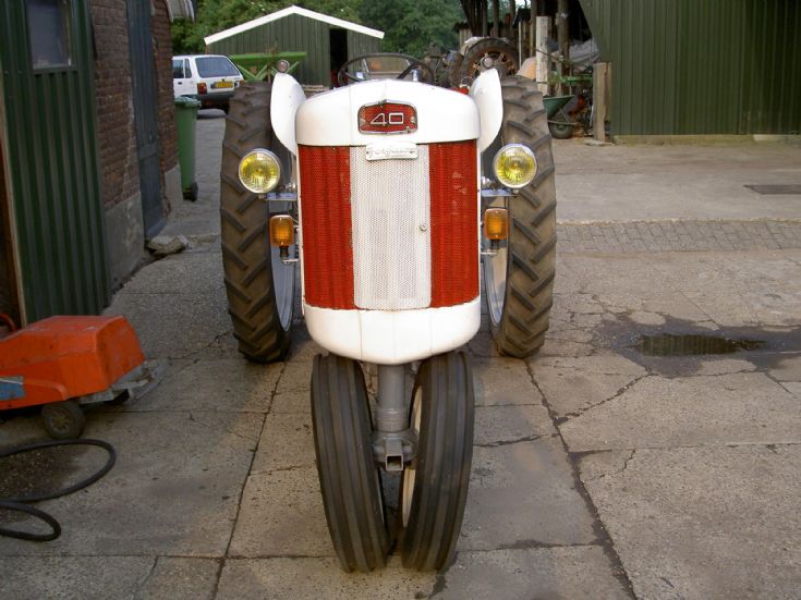 Ferguson 40, Holland - front view