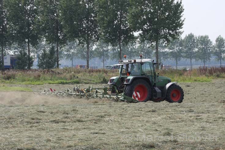 Fendt  Favorit 711 at work 