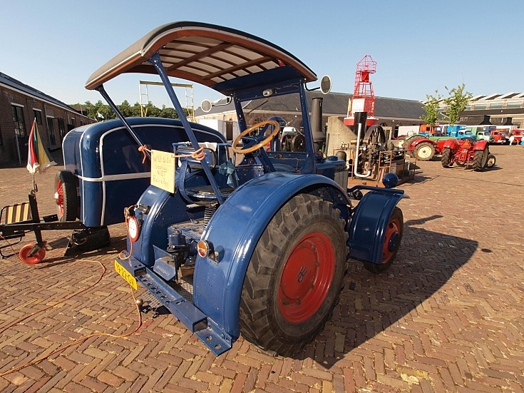 Unknown old blue tracktor.