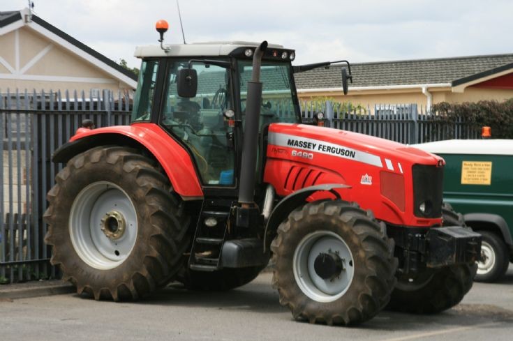 Massey Ferguson 6490.