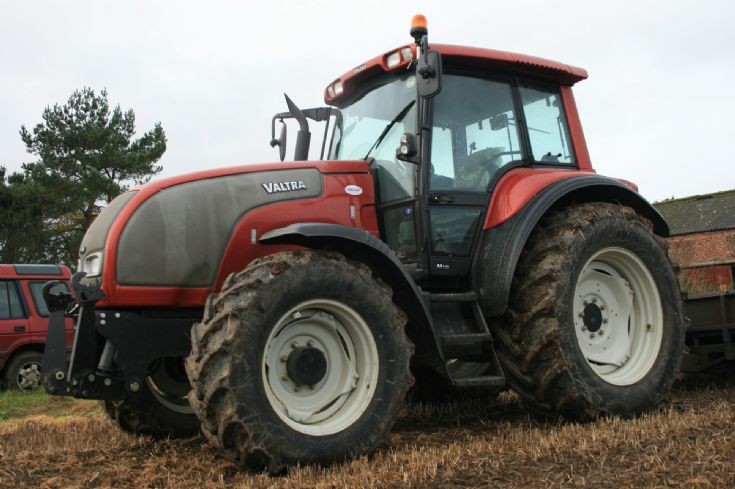 Valtra M130.